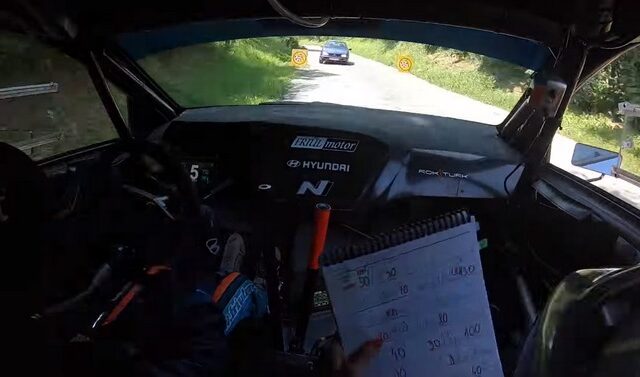 Θρίλερ: Αυτοκίνητο μπήκε στο δρόμο κατά τη διάρκεια αγώνα WRC