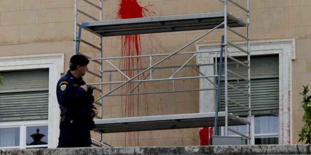 Ελεύθερο και δεύτερο μέλος του Ρουβίκωνα για τις μπογιές στη Βουλή