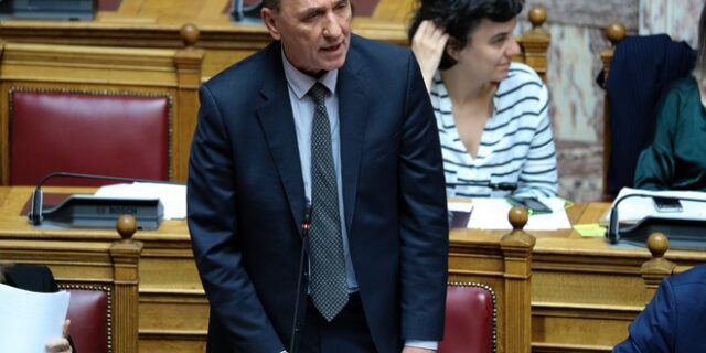 Απάντηση Σταθάκη για μετάταξη πρώην συμβούλου του στο κοινοβούλιο