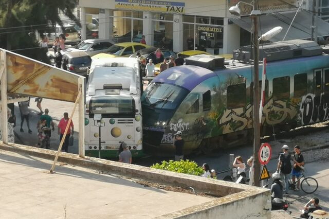 Πανικός στη Λιοσίων: Λεωφορείο συγκρούστηκε με τρένο προαστιακού