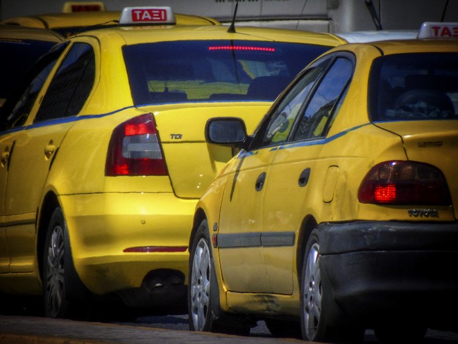 Ταξί: Επιτρέπονται από σήμερα δύο επιβάτες