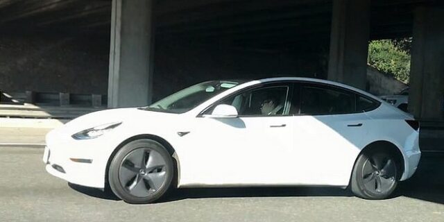 Οδηγός Tesla πήρε έναν υπνάκο εν κινήσει σε αυτοκινητόδρομο