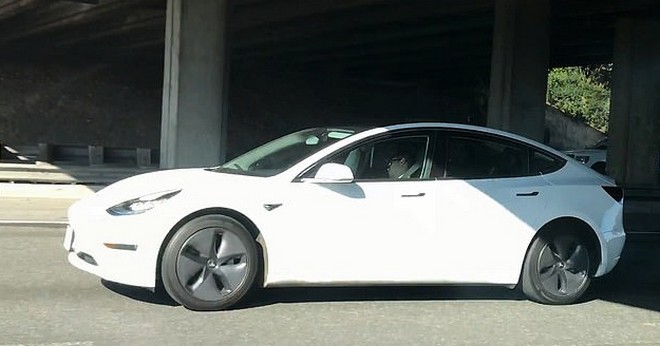 Οδηγός Tesla πήρε έναν υπνάκο εν κινήσει σε αυτοκινητόδρομο