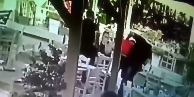 Κρήτη: Τουρίστας πνίγεται από φαγητό σε ταβέρνα – Η στιγμή που τον σώζουν