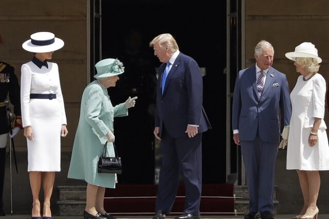 Η βασίλισσα Ελισάβετ και ο πρίγκιπας Κάρολος υποδέχθηκαν τον Ντόναλντ Τραμπ