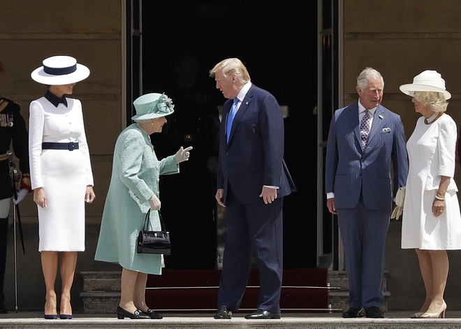 Η βασίλισσα Ελισάβετ και ο πρίγκιπας Κάρολος υποδέχθηκαν τον Ντόναλντ Τραμπ