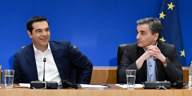 Εξαγγελίες με το βλέμμα στη μεσαία τάξη