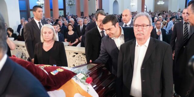 Το τελευταίο αντίο στον Δημήτρη Χριστόφια: Συγκλόνισε ο γιος του – Παρών ο Τσίπρας