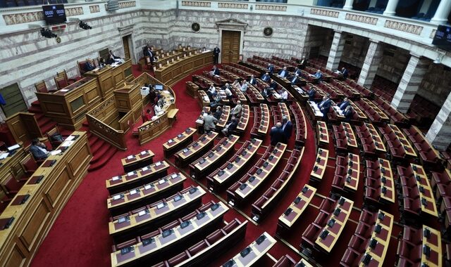 Βουλή: Ψηφίστηκε η τροπολογία για την κατάργηση της μείωσης του αφορολόγητου