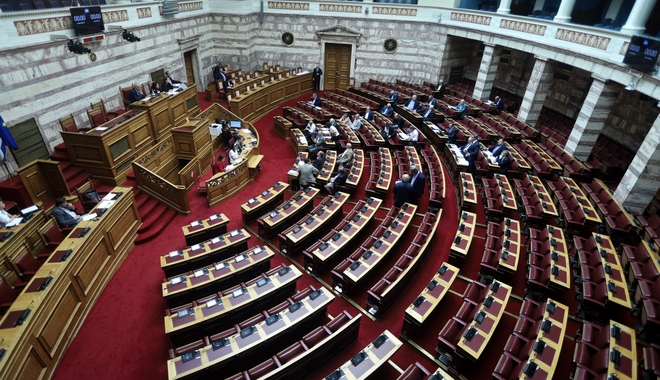 Βουλή: Ψηφίστηκε η τροπολογία για την κατάργηση της μείωσης του αφορολόγητου