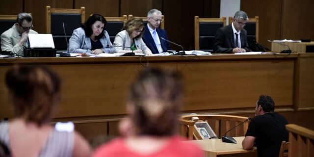 Δίκη Χρυσής Αυγής: Αρνείται τις καταθέσεις μαρτύρων, αυτοπτών και μη, ο Καλαντζόγλου