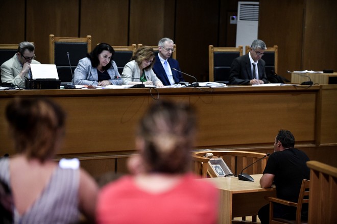 Δίκη Χρυσής Αυγής: Αρνείται τις καταθέσεις μαρτύρων, αυτοπτών και μη, ο Καλαντζόγλου