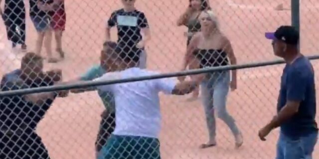 Άγριο ξύλο γονέων και προπονητών σε αγώνα μπέιζμπολ 7χρονων παιδιών