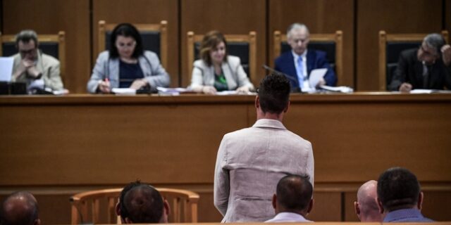 Δίκη Χρυσής Αυγής: “Βγάζαμε φωτογραφίες με ναζιστικές σημαίες…χλευαστικά”