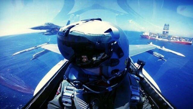 Η φωτογραφία – επίδειξη ισχύος τουρκικών F-16 πάνω από το Γιαβούζ και η απάντηση από τους Έλληνες πιλότους