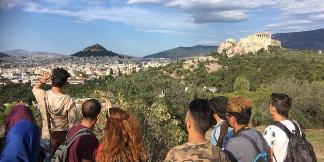 Γκρεμίζοντας τα νέα τείχη της πόλης: Πρόσφυγες γίνονται “τουριστικοί οδηγοί” στην Αθήνα