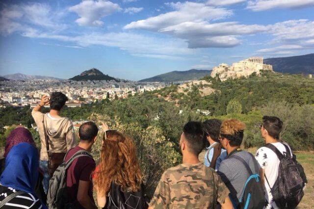 Γκρεμίζοντας τα νέα τείχη της πόλης: Πρόσφυγες γίνονται “τουριστικοί οδηγοί” στην Αθήνα
