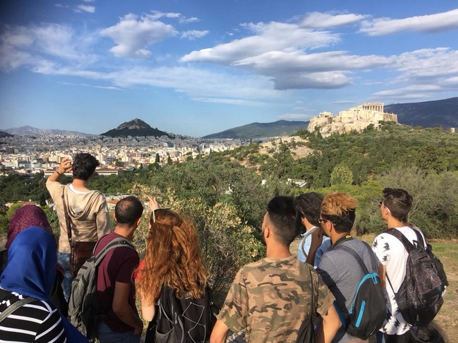 Γκρεμίζοντας τα νέα τείχη της πόλης: Πρόσφυγες γίνονται “τουριστικοί οδηγοί” στην Αθήνα