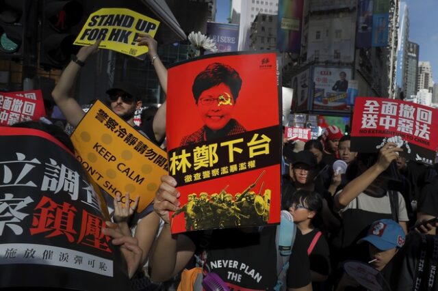 Χονγκ Κονγκ: Διαδηλωτές προσπαθούν να εισβάλουν στο κοινοβούλιο – Συγκρούσεις με αστυνομία