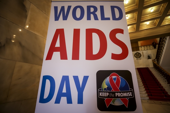 AIDS: Μειώθηκαν τα κρούσματα αλλά μειώθηκε και η χρηματοδότηση για την καταπολέμησή του