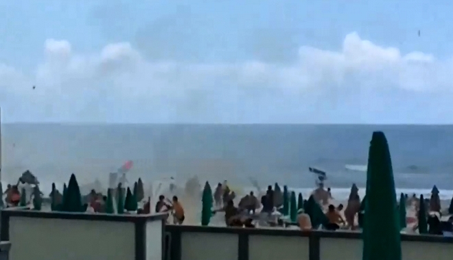 Βίντεο: Ανεμοστρόβιλος χτυπά παραλία της Νάπολης και “σπέρνει” τον πανικό