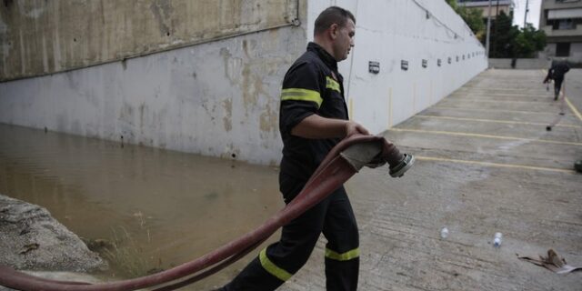 Κακοκαιρία: Πάνω από 45 κλήσεις για αντλήσεις – Διάσωση 9 ατόμων στην Κορινθία