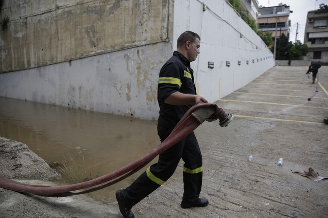 Κακοκαιρία: Πάνω από 45 κλήσεις για αντλήσεις – Διάσωση 9 ατόμων στην Κορινθία