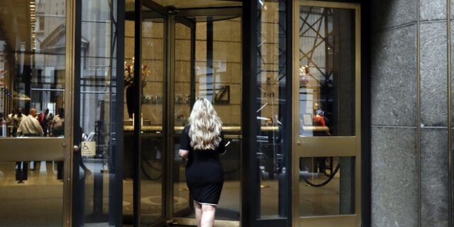 Deutsche Bank: Όσο ανακοίνωνε 18.000 απολύσεις οι διευθυντές έκαναν πρόβες κουστουμιών 1.300 ευρώ