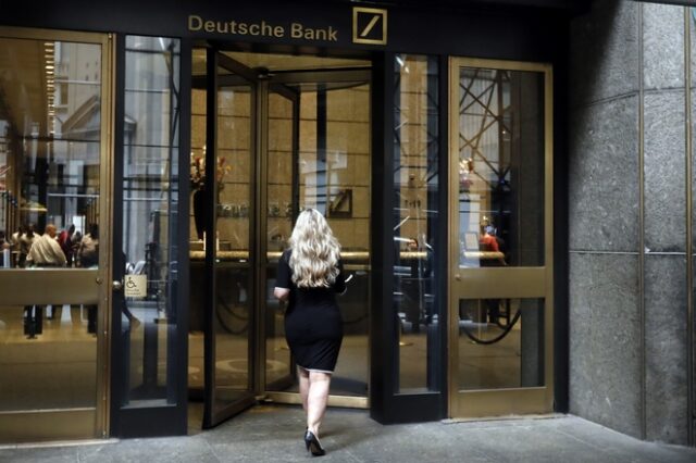 Deutsche Bank: Όσο ανακοίνωνε 18.000 απολύσεις οι διευθυντές έκαναν πρόβες κουστουμιών 1.300 ευρώ