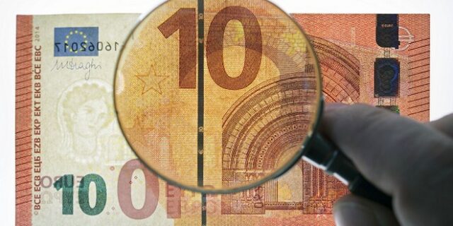 Πώς εντοπίζονται τα πλαστά χαρτονομίσματα; Τι λένε οι ειδικοί
