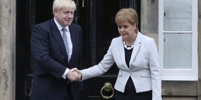 Στέρτζον: Ο Μπόρις Τζόνσον επιδιώκει Brexit χωρίς συμφωνία