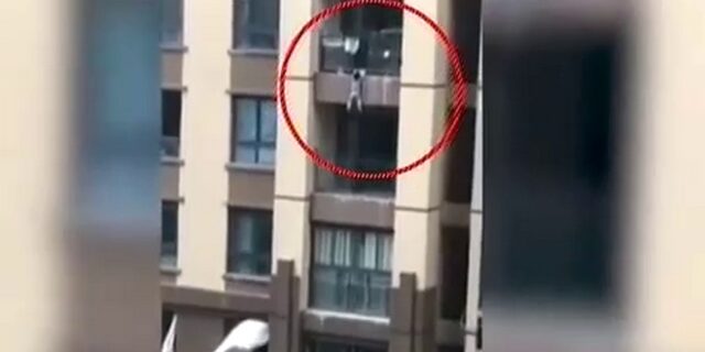 Κίνα: 3χρονο αγοράκι έπεσε από τον 5ο όροφο και επέζησε χωρίς γρατζουνιά