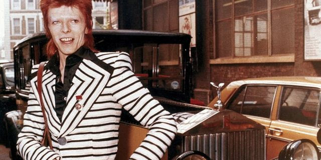 Όταν ο Bowie προσπάθησε να πετάξει πάνω από το κοινό του (και τσάκισε τον αστράγαλό του)