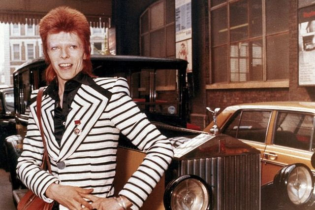 Όταν ο Bowie προσπάθησε να πετάξει πάνω από το κοινό του (και τσάκισε τον αστράγαλό του)