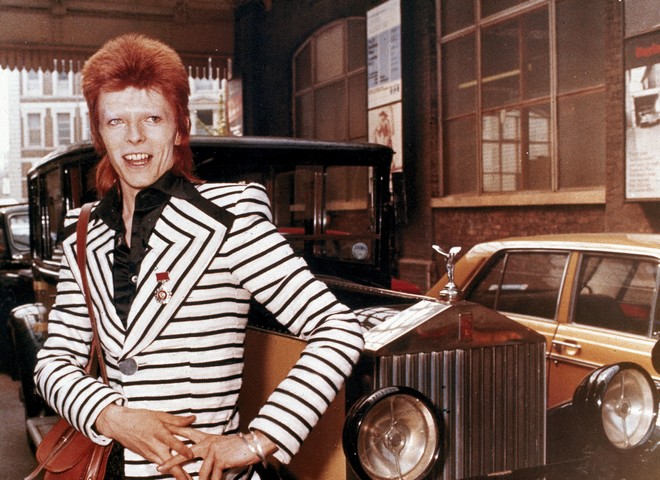 Όταν ο Bowie προσπάθησε να πετάξει πάνω από το κοινό του (και τσάκισε τον αστράγαλό του)