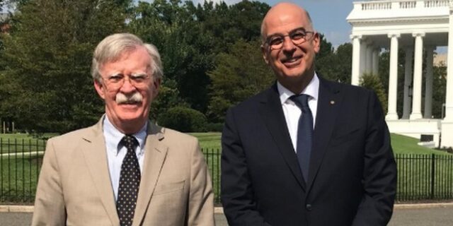 Συνάντηση Δένδια – Μπόλτον: “Ενίσχυση της στρατηγικής σχέσης Ελλάδας – ΗΠΑ”