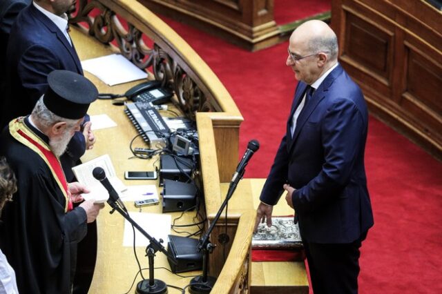 Βουλή: Ορκίστηκε ο ΥΠΕΞ και βουλευτής ΝΔ, Νίκος Δένδιας