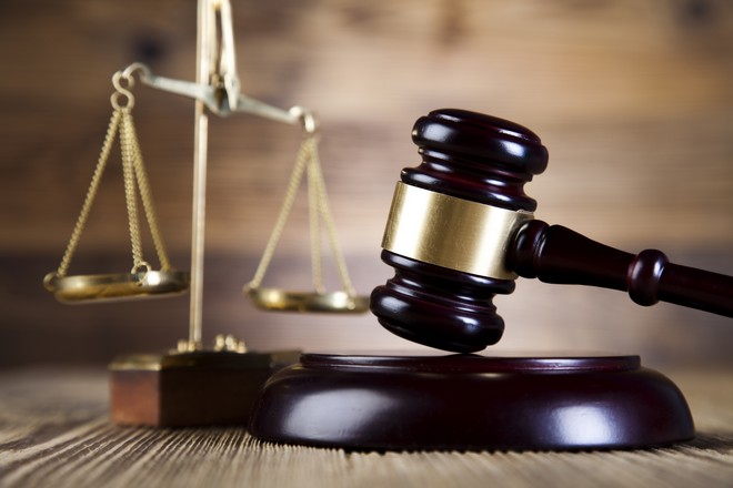 Δικαστής έδειξε επιείκεια σε 16χρονο κατηγορούμενο για βιασμό γιατί είναι από “καλή οικογένεια”