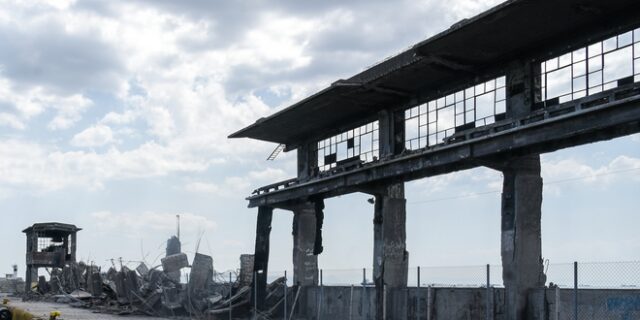 Σεισμός 5,1 Ρίχτερ στην Αθήνα: Εικόνες από την κατάρρευση του κτιρίου στη Δραπετσώνα