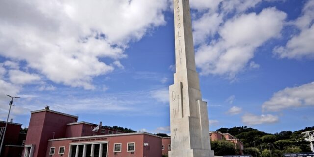 Ιταλία: Η αποκατάσταση επιγραφής που παραπέμπει στον Μουσολίνι, διχάζει την κοινή γνώμη