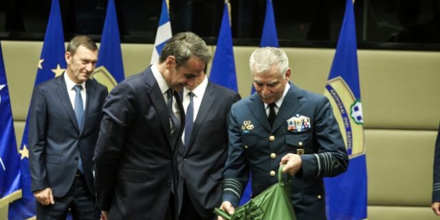 Το δώρο του αρχηγού ΓΕΕΘΑ στον Κυριάκο Μητσοτάκη