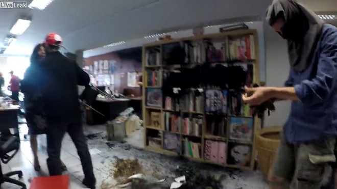 Ρουβίκωνας: Το βίντεο από την επίθεση στα γραφεία της Athens Voice
