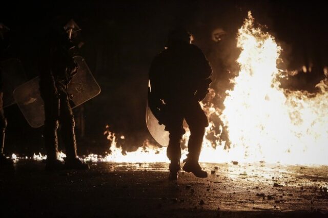 Επιθέσεις με βόμβες μολότοφ τα ξημερώματα σε βάρος διμοιριών των ΜΑΤ στο Πολυτεχνείο