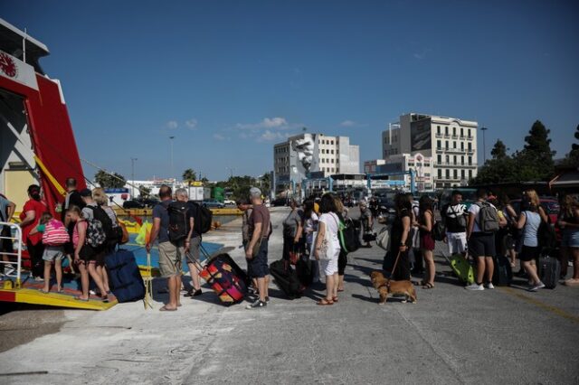 “Αδειάζει” η Αθήνα: Κορυφώνεται η έξοδος των αδειούχων – 46 τα σημερινά δρομολόγια των πλοίων