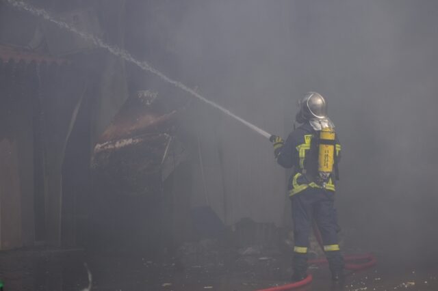 Φωτιές σε εξέλιξη σε Σταμάτα και Ανατολική Μάνη