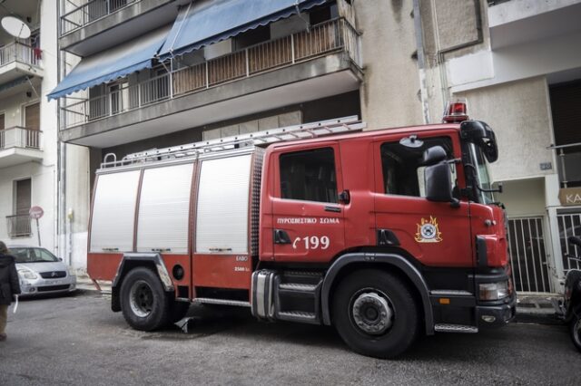 Άγνωστοι πυρπόλησαν τέσσερα αυτοκίνητα στα Πετράλωνα