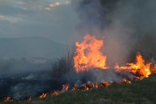 Φωτιά στην περιοχή Καραβάδος στο Ηράκλειο Κρήτης