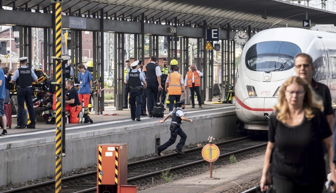 Τρόμος στη Φρανκφούρτη: Έσπρωχνε κόσμο στις ράγες του τρένου – Σκότωσε 8χρονο αγοράκι