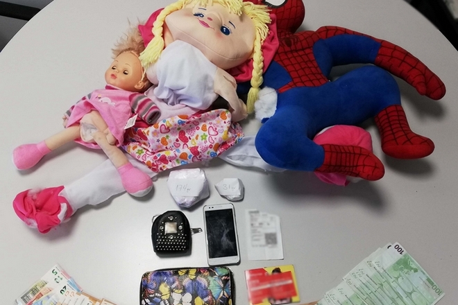 Πατέρας, μάνα και κόρη διακινούσαν κοκαΐνη με παιδικές κούκλες