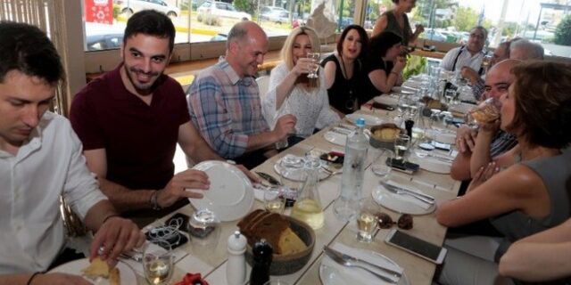 Σε μεζεδοπωλείο της Ηλιούπολης με δημοσιογράφους η Φώφη Γεννηματά